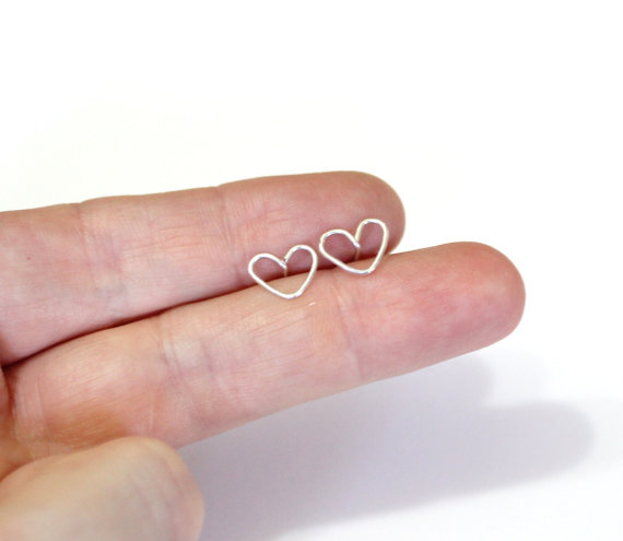 زفاف - Tiny heart sterling silver earrings, heart stud earrings, small earrings silver, minimalist, simple, everyday jewelry, heart earrings