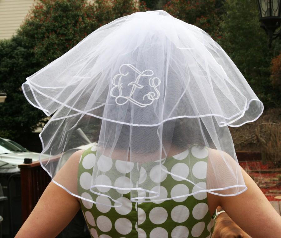 Mariage - Monogrammed Bridal veil, Personalized Embroidered shoulder length veil, Bachelorette veil, interlocking monogram bridal shower veil