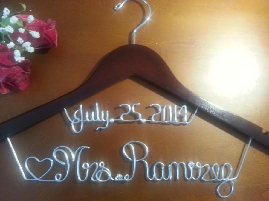Свадьба - Bridal Hanger with DATE for your wedding pictures, Personalized custom bridal hanger, brides hanger, Bridal Hanger, Wedding hanger, Bridal