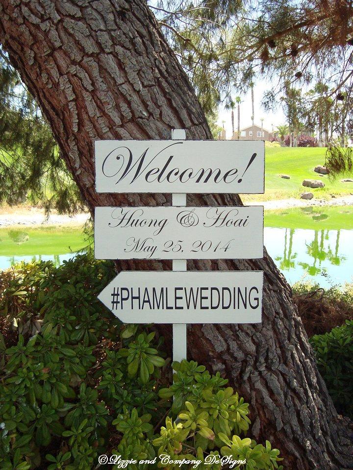 Hochzeit - DiReCTioNaL WeDDiNg SiGnS - Classic Style Lettering - SoCiaL MeDia Sign -  Wedding Sign - Wedding Sign - 4ft Stake