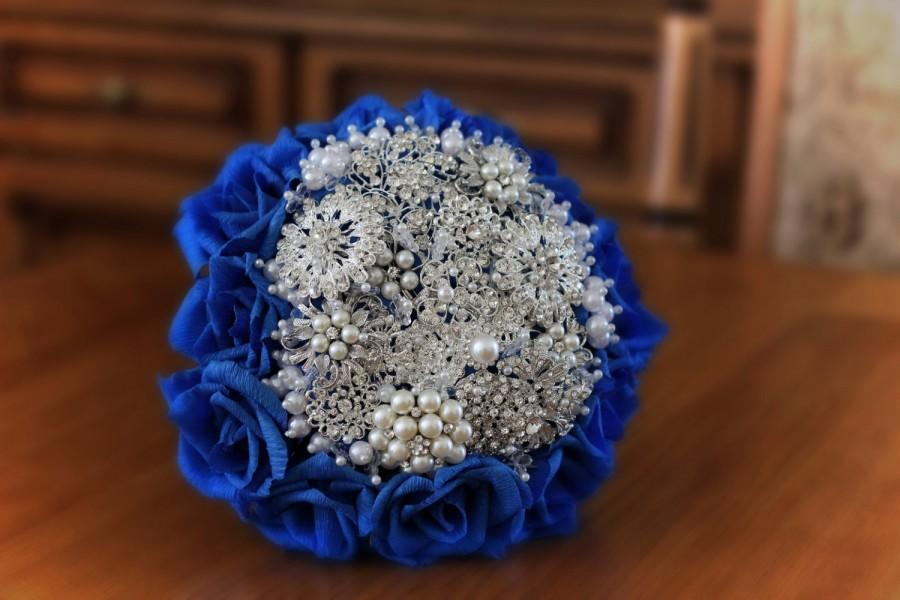 زفاف - Brooch bouquet with Royal Blue paper roses. Dark Imperial Blue wedding brooch bouquet. Bridal Denim Blue broach bouquet. Jeweled bouquet