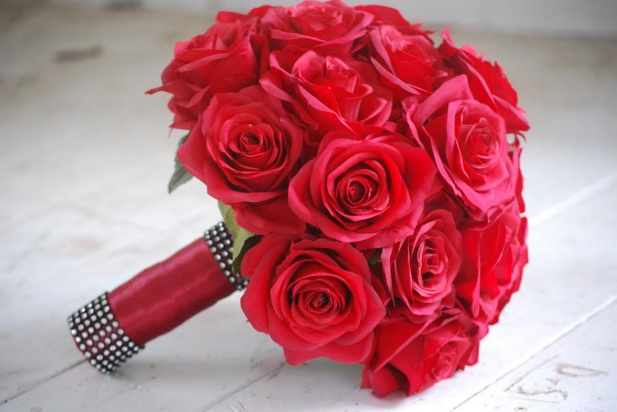 Hochzeit - Silk bridal bouquet, red roses, matching boutonniere