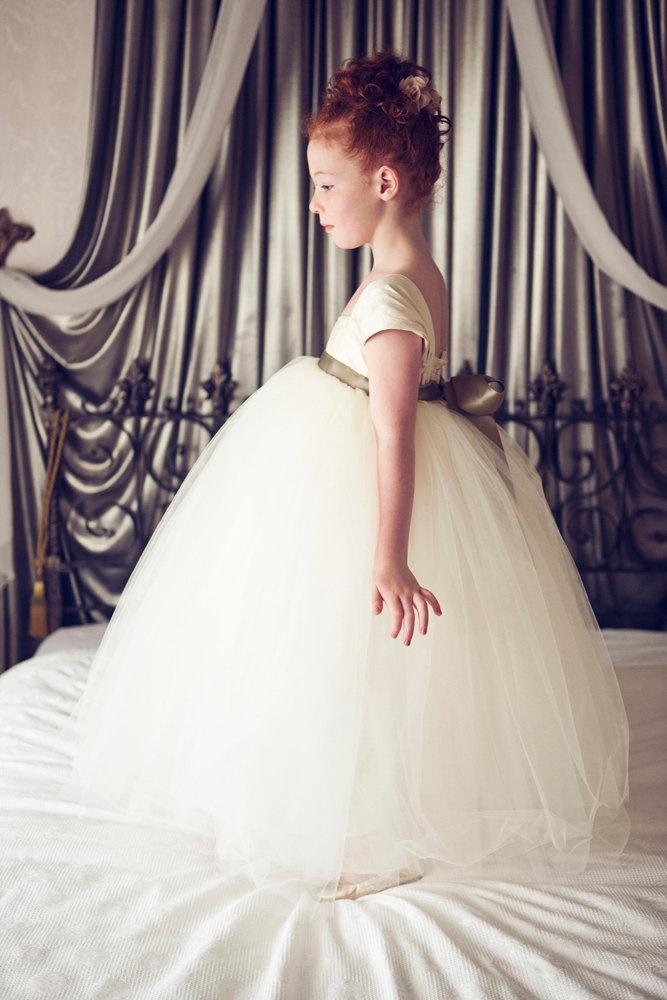 Hochzeit - Flower Girl Dress Ivory