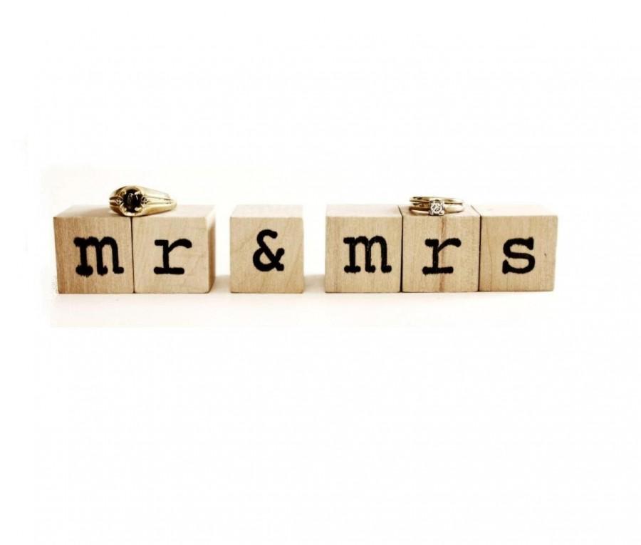 Mariage - MR and MRS Cake Topper  /  wood letters blocks  wedding cake topper shabby chic wedding decor . rustic wedding favors