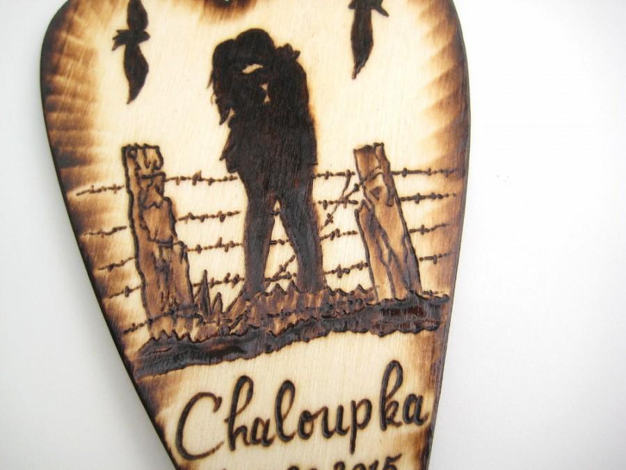 Mariage - Rustic Engagement or Wedding Cake Topper. Silhouette Couple, Old Fence, Butterflies, Birds, Wood Burned Heart, Personalized Gift for Couple