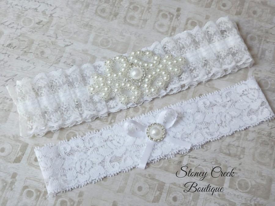 Свадьба - Wedding Bridal Garter - White Lace Garter Set, Rhinestone Garter Set, Vintage Garter Set, Toss Garter, Keepsake Garter, Beaded Floral Flower