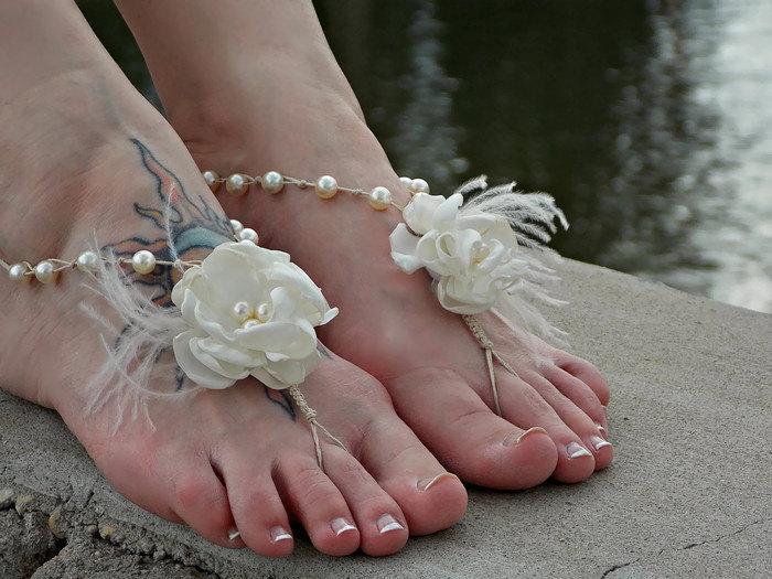 Mariage - Wedding Barefoot Sandals - Beach Bride Sandals - Ivory Flowers Feathers Pearls - Handmade Hemp Wedding Shoes - Bridesmaids color options