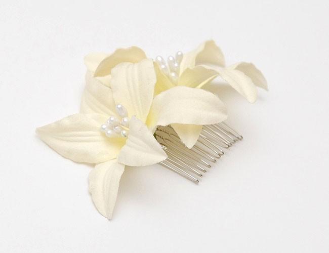 Свадьба - Cream, Ivory Lilies hair comb, any occasion, wedding, bridesmaid, hairpiece