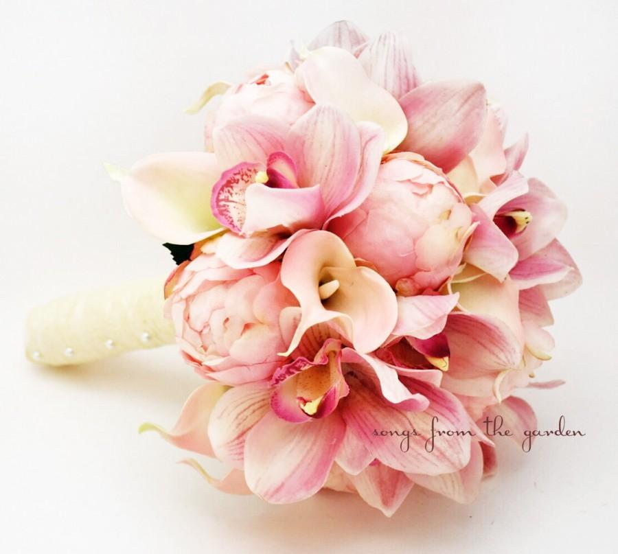 Mariage - Bridal Bouquet Peonies Calla Lilies Cymbidium Orchid Pink Wedding Bouquet Silk Flower Pink Peonies Callas Orchids Ivory Lace