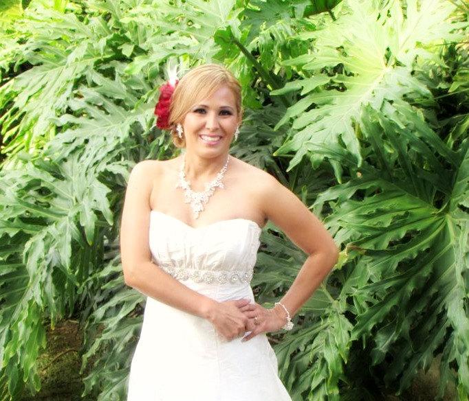 زفاف - PIN - Hair Clip - Comb Red White Feathered Flower Rhinestone. Bridesmaid Bride Bridal Wedding, Sophisticated Floral, Fun Statement Accessory