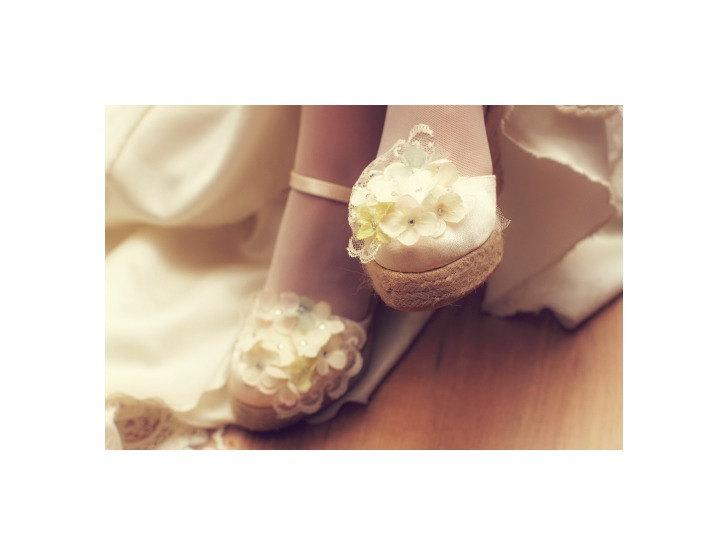 Mariage - Bride Shoe Clips Beige Ivory Pink Celadon Hydrangeas & Lace. Spring Wedding Fashion, Vintage Style Couture. Apple Green. Bloom Bunch Blossom