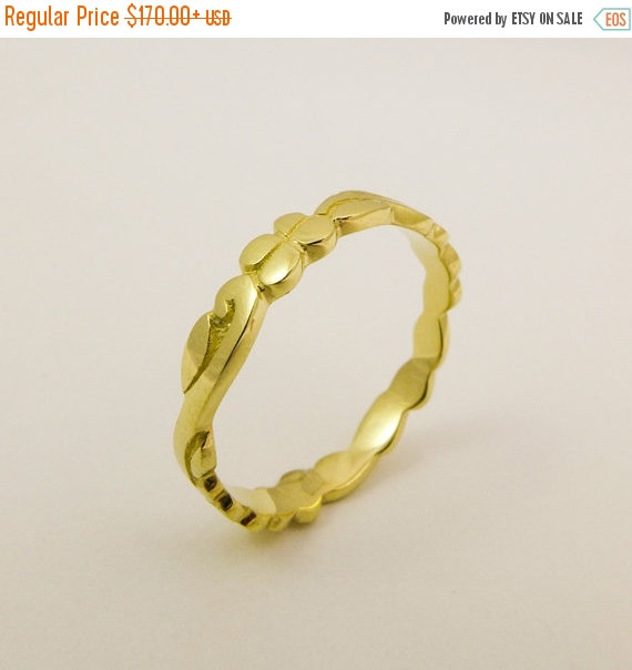 Mariage - ON SALE 14 karat solid gold wedding ring, Thin gold flower band, Handmade floral wedding ring, Women's gold wedding band, Delicate wedding r