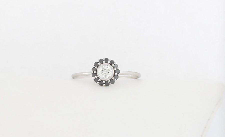 زفاف - Round Brilliant Cut Diamond Halo Engagement Ring Set With Black Diamonds, White/Rose/Yellow Gold Thin Dainty Bezel Set Halo Engagement Ring