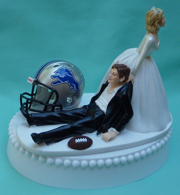 Свадьба - Wedding Cake Topper Detroit Lions Football Themed w/ Bridal Garter Sports Fans Funny Bride and Groom Humorous Unique Original Groom's Top