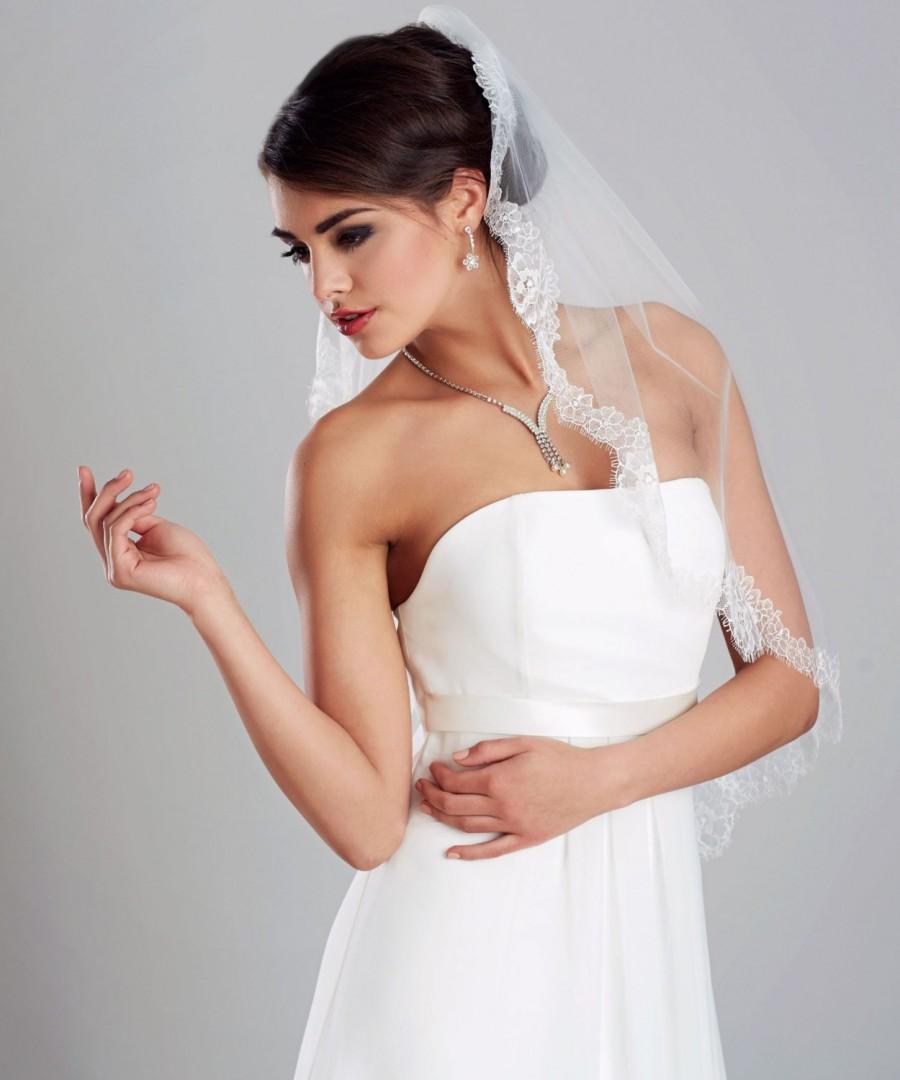 زفاف - Ivory Mantilla wedding veil with scalloped  lace edge, Embroidered Bridal Veil