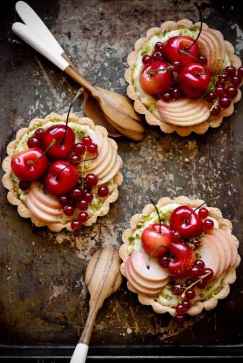 Hochzeit - Wedding Desserts with Fruits and Berries
