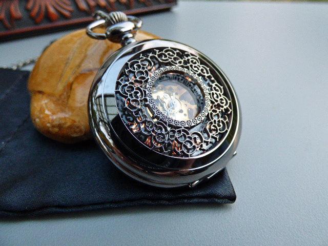 Свадьба - Classic Black Mechanical Pocket Watch with Watch Chain - Black & Gold Watch - Groomsmen Gift - Engravable - Watch - Item MPW90