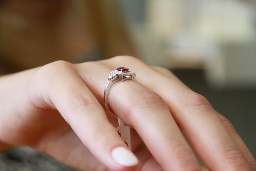 زفاف - Vintage Engagement Ring, 18K White Gold Ring, Halo Engagement Ring, 0.84 TCW Ruby Ring Gold, Unique Rings, Art Deco Jewelry