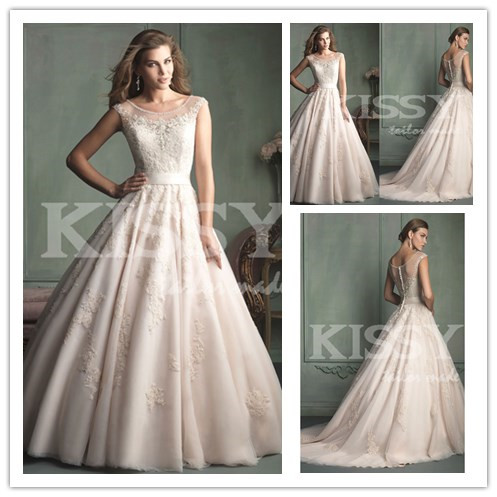 Mariage - 2016 New Arrival Fashionable Elegant Brides Gowns Long Floor Length With Court Train Celebrity Lace Wedding Dress
