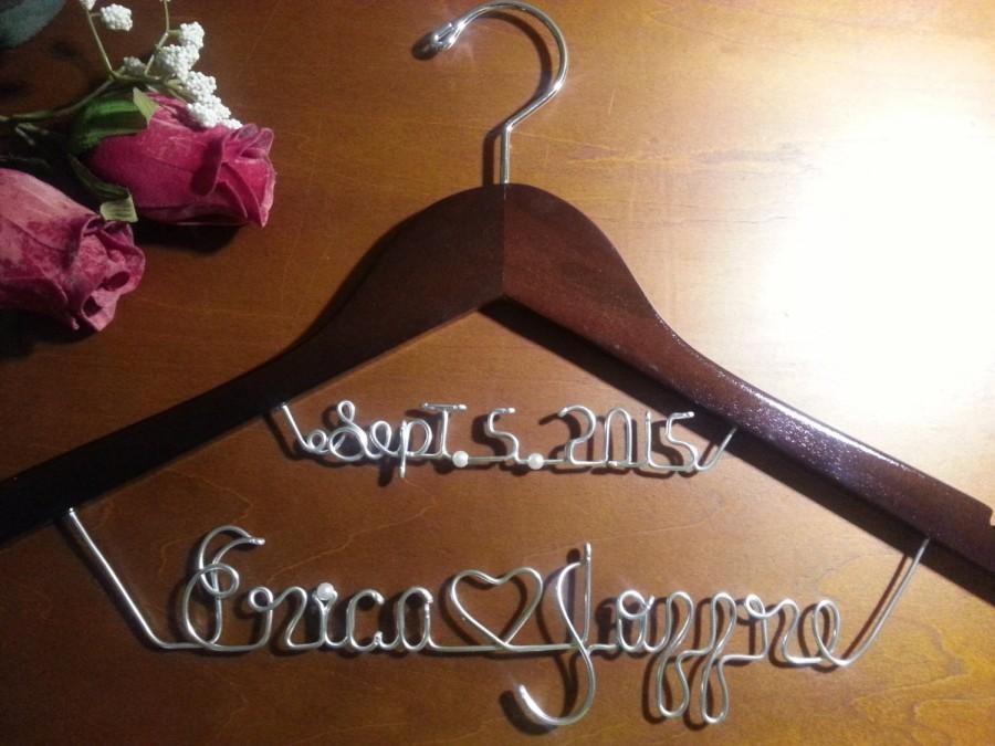Свадьба - Bridal Hanger with Date for your wedding pictures, Personalized custom bridal hanger, brides hanger, Bridal Hanger, Wedding hanger, Bridal