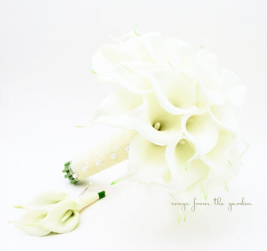 Mariage - Real Touch Calla Lily Bridal Bouquet Groom's Boutonniere in White with Lace Wrap - Customize for Your Colors Real Touch Calla Lily
