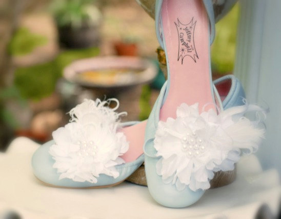 زفاف - Wedding Shoe Clips White. Ivory Beige Red Plum Flower Feather & Pearl. Bride Bridal Sexy Sophisticated Elegant Glamorous. Hot Spring Fashion