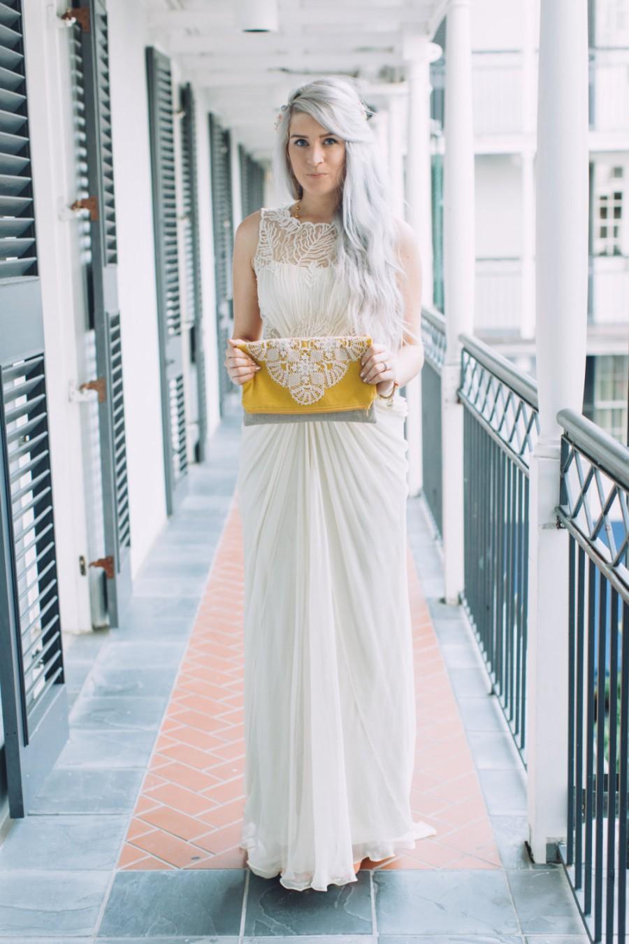 زفاف - Mustard Bridal Fold Over Clutch - Linen and Lace Foldover Bag - Vintage Lace Doily Purse