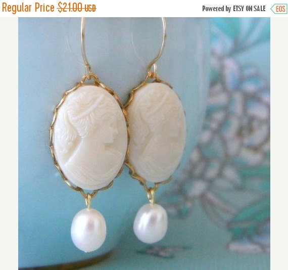 Wedding - 25% OFF SALE Vintage cameo freshwater Ivory pearl earrings