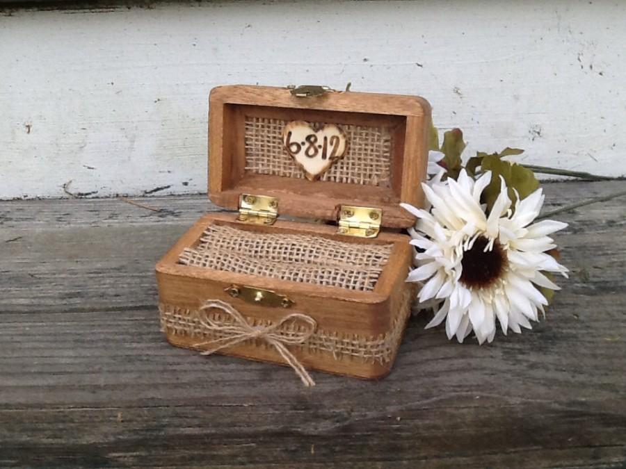 Mariage - Rustic wedding ring box, nautical beach side wedding, ring pillow alternative, country wedding, barn wedding, burlap wedding ring box