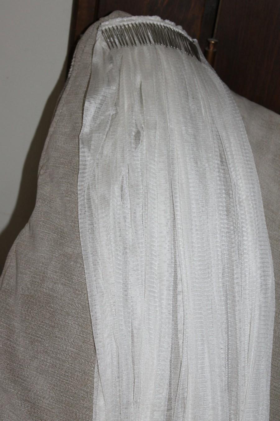 زفاف - Vintage Wedding Veil, Comb on the Head, Attaches to Veil, Very Long Veil