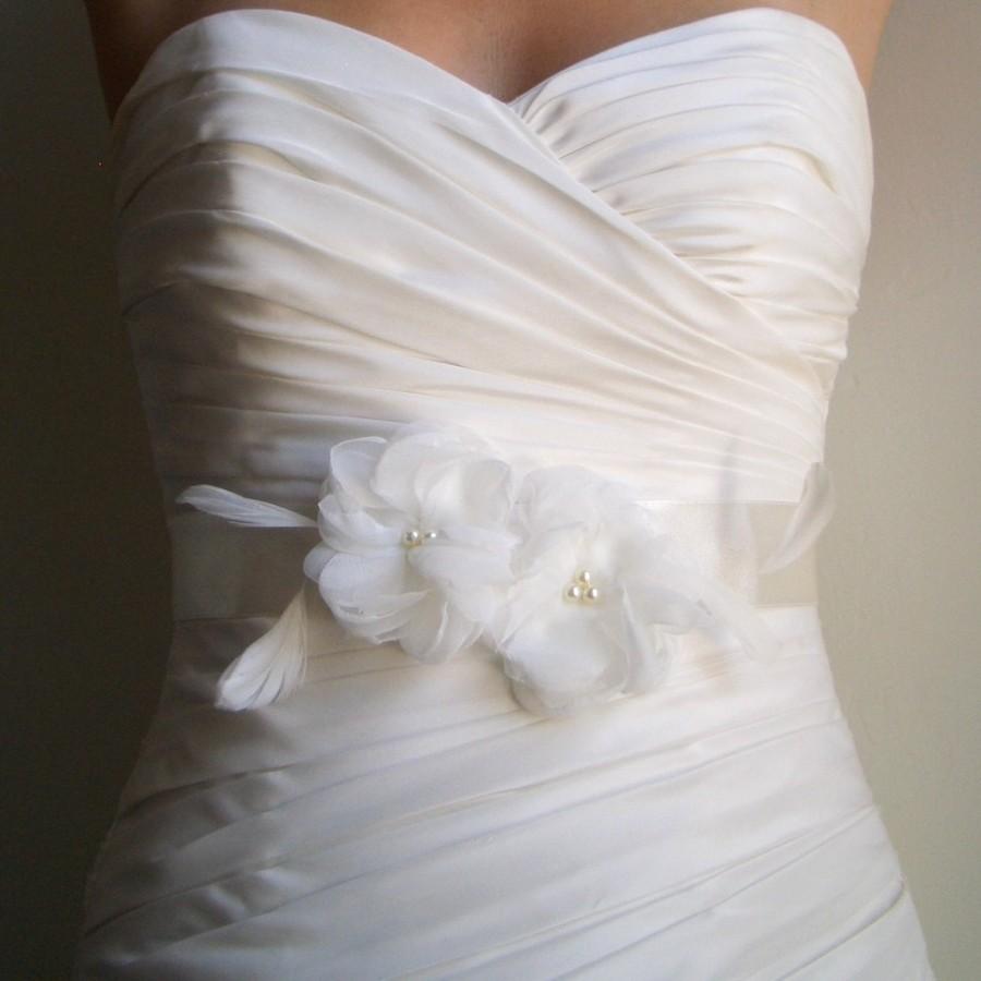 Свадьба - Bridal Sash Belt- Two Ivory flowers on Ivory Satin with Feathers