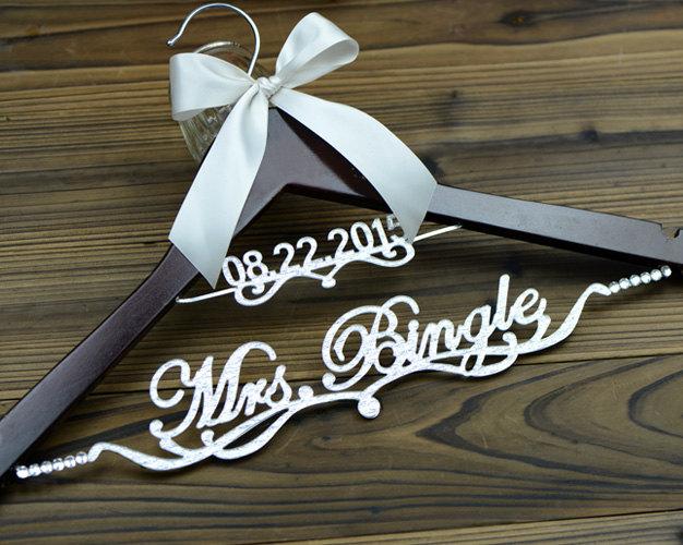 Свадьба - Personalized Wedding Hanger with date, Deluxe Custom Bridal Hanger, Bride Name Hanger, Bridesmaid Hanger, wedding gift EL020