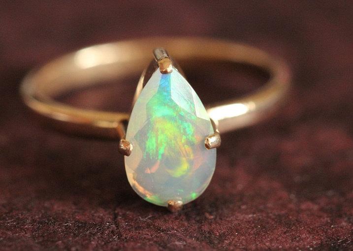 Hochzeit - Welo Opal Ring - 18K Gold Opal ring - Engagement ring - Artisan ring - October birthstone - Prong ring - Gift for her