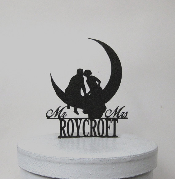 زفاف - Custom Wedding Cake Topper - Kissing on the Moon with Mr & Mrs name