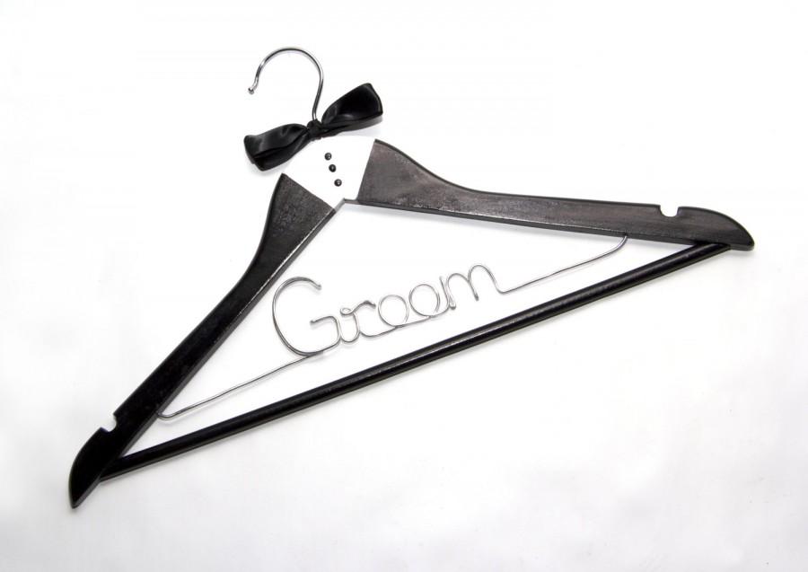 Hochzeit - Groom Hanger w/ Bow Tie Decoration