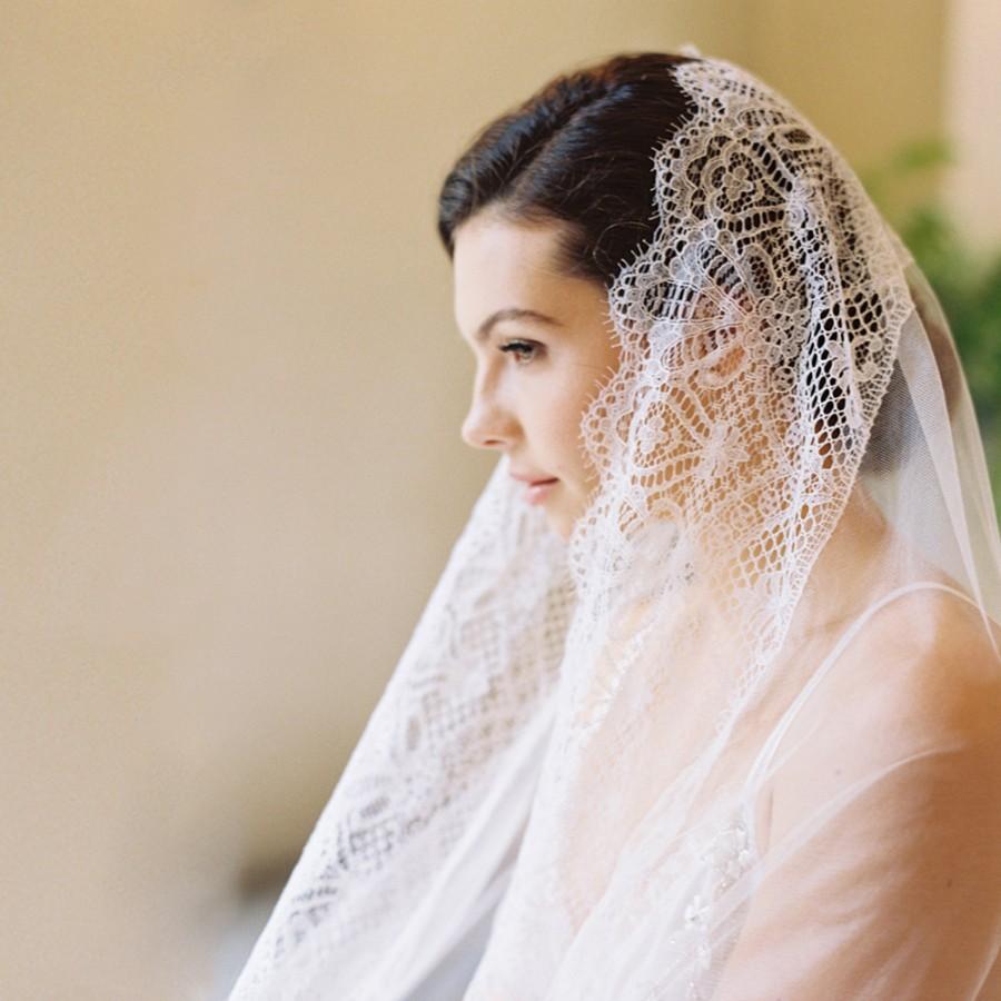 Wedding - Bridal veil, English silk tulle, Chantilly lace, drop veil, mantilla, wedding veil, -  Style Daphne 1926