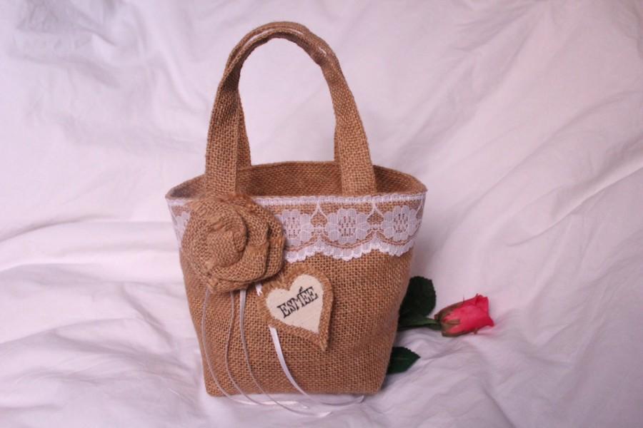 Mariage - Flower girl basket - hessian bag with burlap flower, lace trim and ribbons. Bridesmaid confetti holder for rustic, country or barn wedding