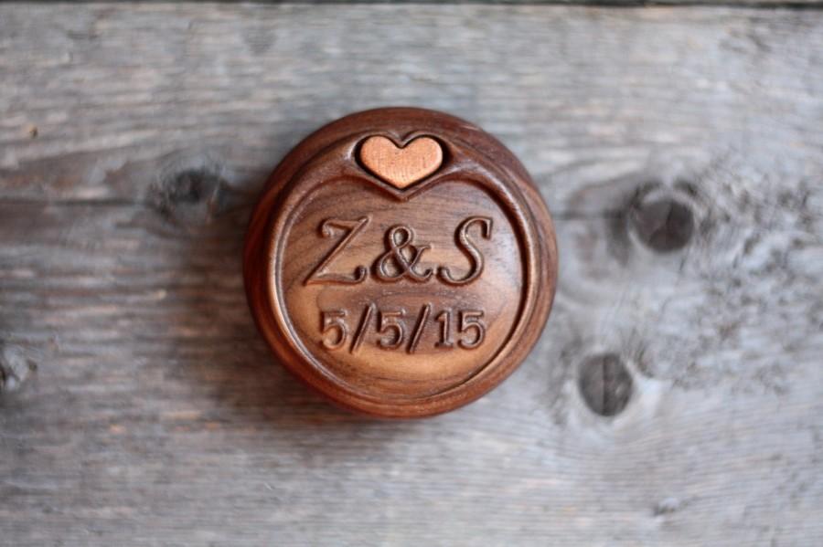 Mariage - Personalized wooden wedding ring box, Ring Bearer Pillow Alternative, ring bearer box with carved initials and date, walnut and redwood.