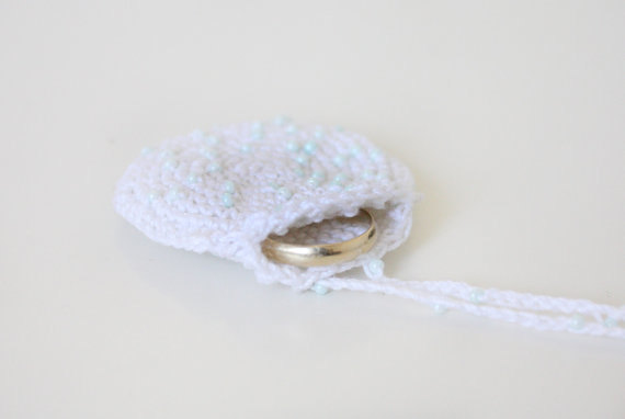 Mariage - Crochet Drawstring Ring Holder, white knit with beads pattern, crochet feminine wedding ring holder, mini purse, fitness, jogging pendant