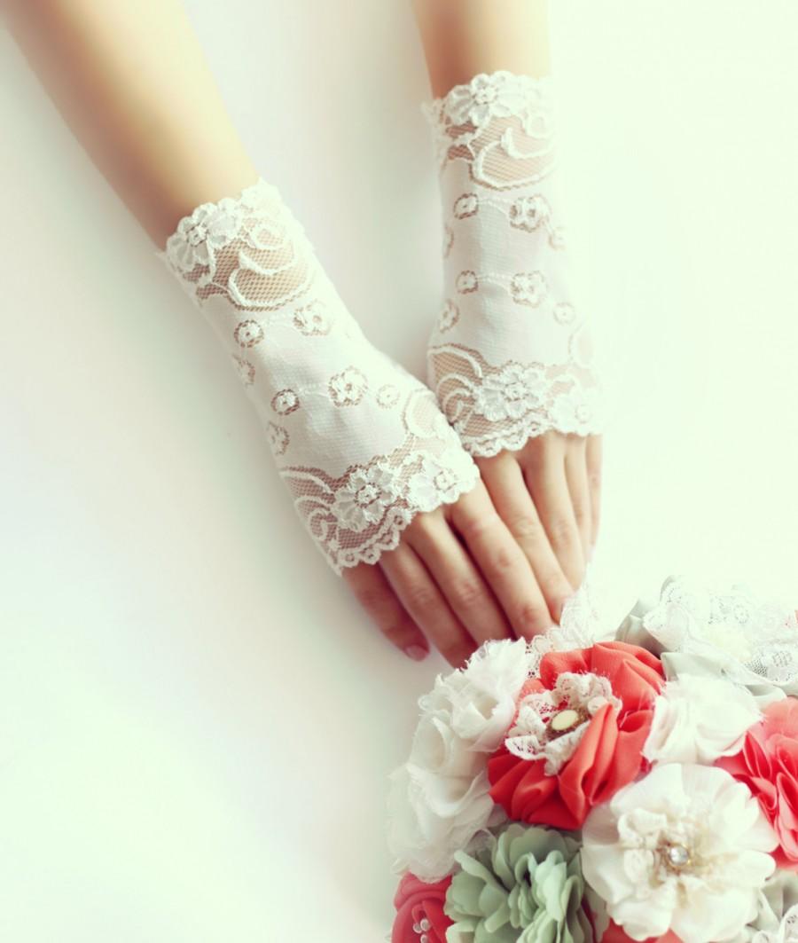Свадьба - Lace gloves, bridal gloves, short ivory gloves, fingerless lace gloves, free shipping
