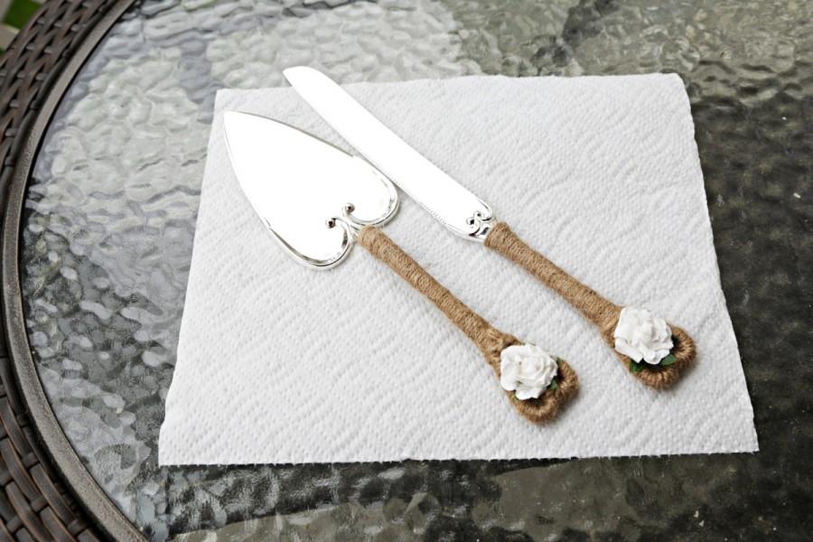 Mariage - Custom Rustic Wedding Reception Heart Shape Cake Knife Serving Set French Country Vintage Whimsical Woodland Beach Shabby Chic Garden Theme