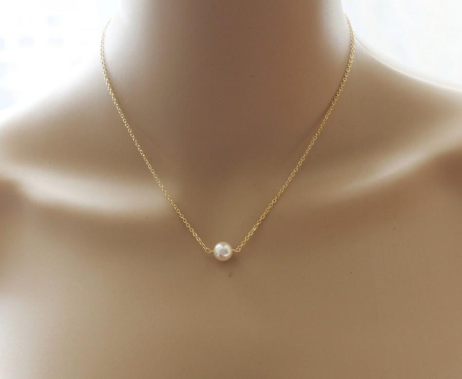 Mariage - Floating bridesmaid necklace, Gold pearl necklace, Ivory pearl necklace, Gold bridesmaid necklace, one pearl necklace