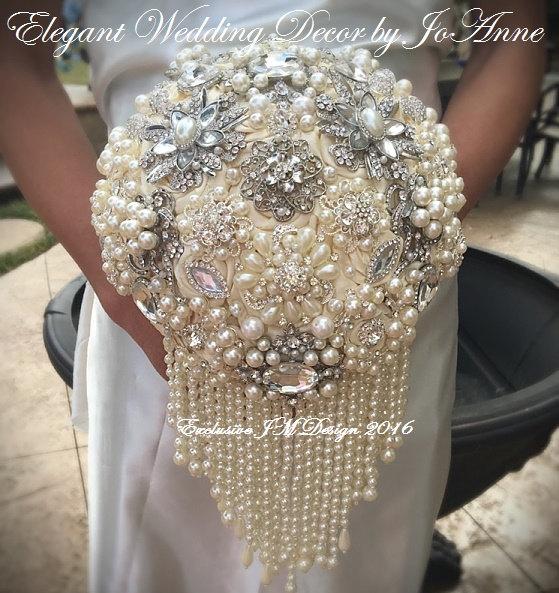 Mariage - PEARL BROOCH BOUQUET , Deposit for a custom Ivory Pearl Strand Brooch Bouquet, Jeweled Wedding Bouquet, Pearl Bouquet, Brooch Bouquet