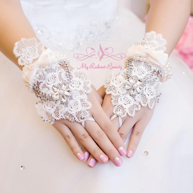 زفاف - French Lace Gloves, Bridal Gloves, Luxurious Pearl Wedding Gloves, Lace Floral Rhinestone Fingerless Gloves, Wedding Accessory BG0002