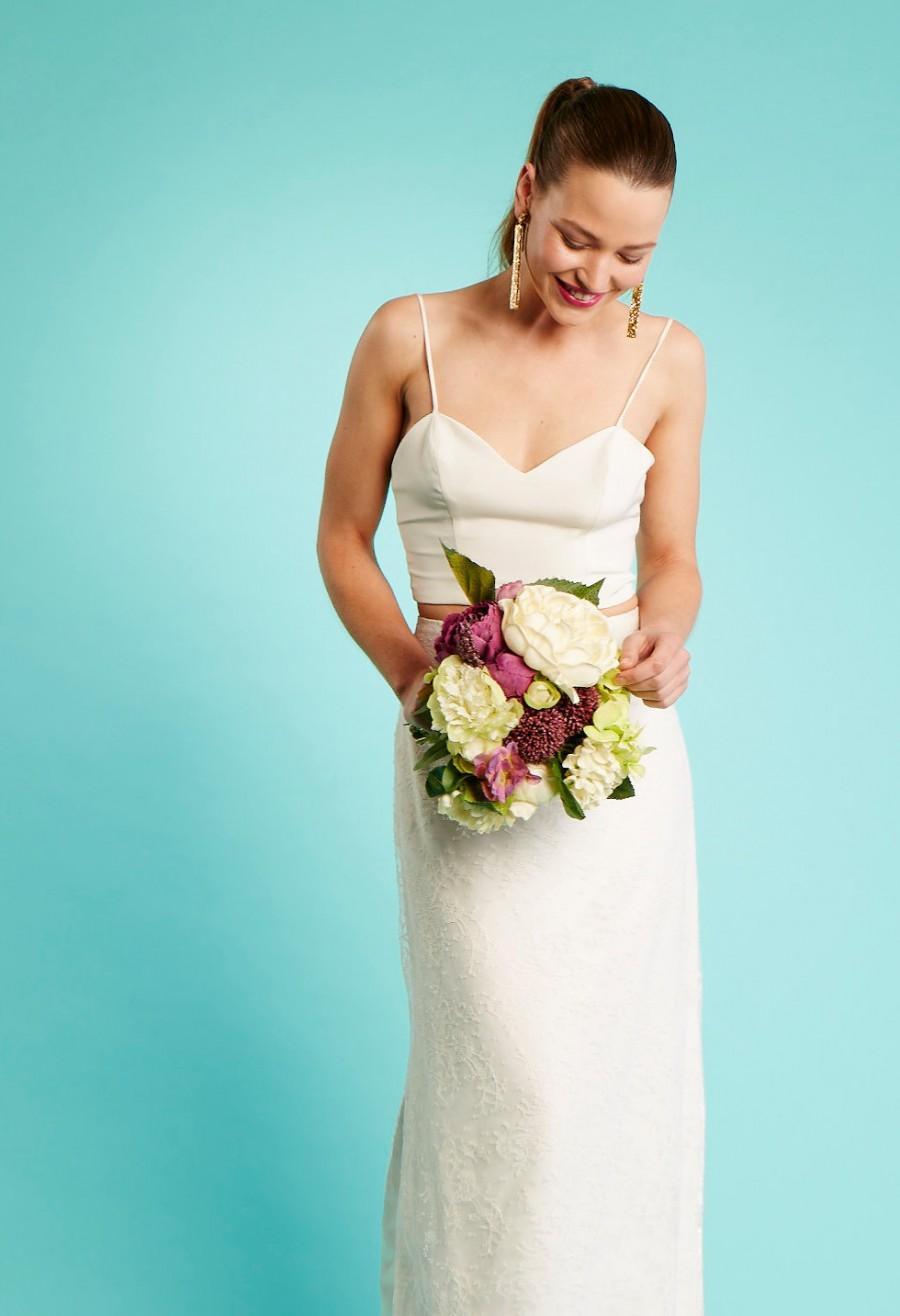 Hochzeit - The Trendsetter - Natural bouquet in rich magenta, lime green and ivory.