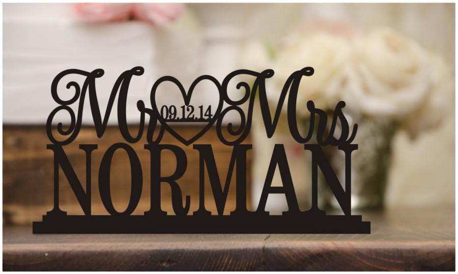 Hochzeit - Custom Wedding Table Sign with Your Last Name and Wedding Date - Wedding Cake Table Sign - 0050
