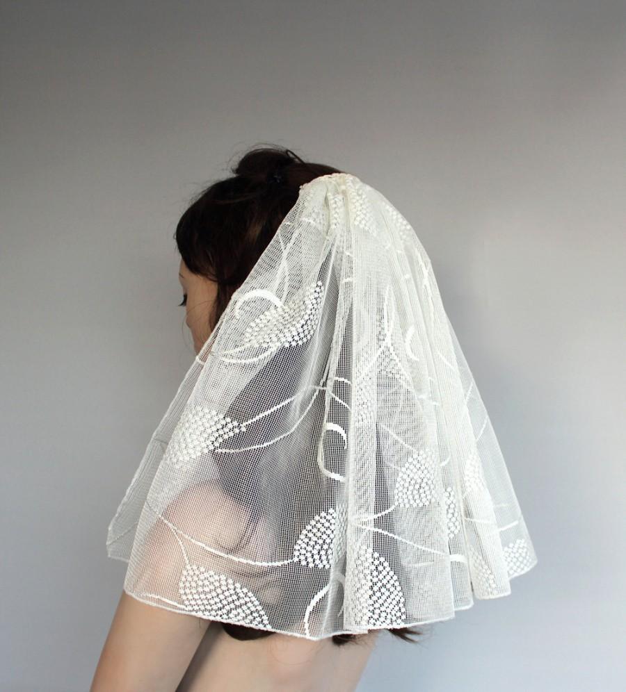 زفاف - Ivory Cream Tulle Veil, Shoulder Length, Alternative. Handmade. Unique Item