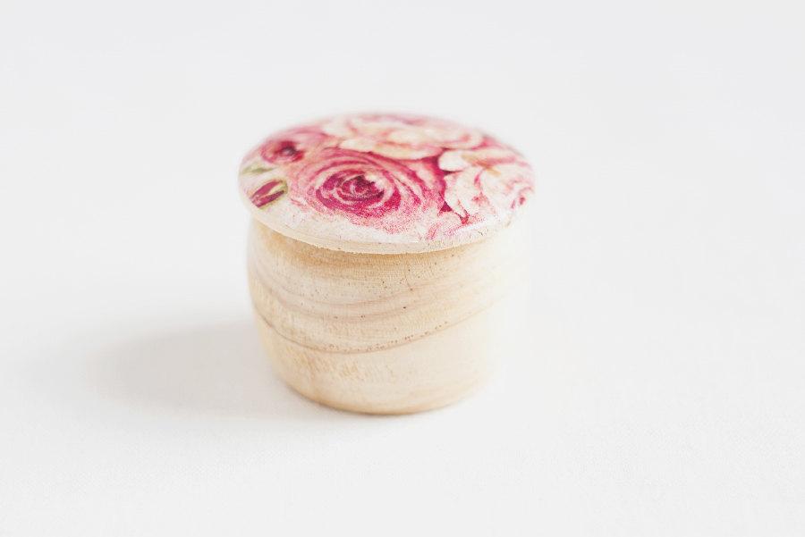 Hochzeit - Tiny vintage style wooden box "Vintage Rose" - Wedding box, ring bearer box, jewelry box, pink roses, natural, ecofriendly