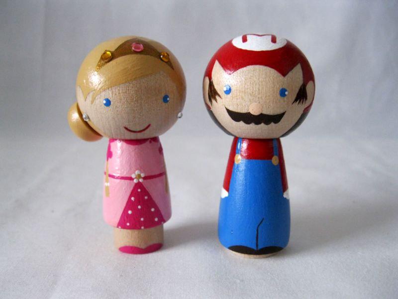 Hochzeit - Super Mario Princess Peach a Video game romance Kokeshi Peg Doll Couple Wedding Cake topper or Ornament