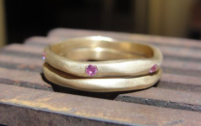 Hochzeit - Gold Wedding Ring Set - Wedding Set - Sapphires Ring Set - 18k Gold and Pink sapphire - Stacking Wedding Ring Set - Engagement ring set